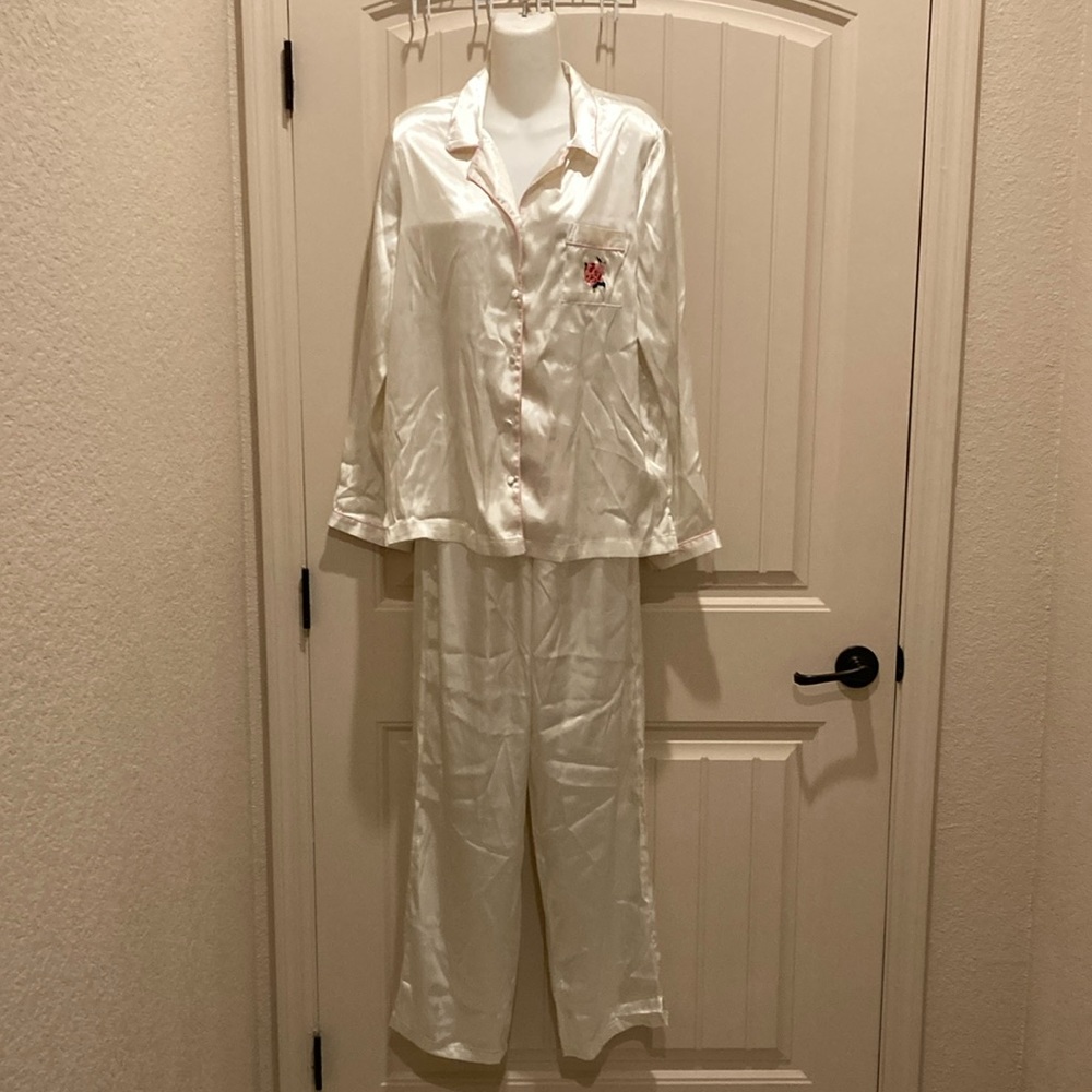 Pink K Women’s Size M 2Pc Pajama Set Satiny Ivory Pink Trim Embroidered Rose